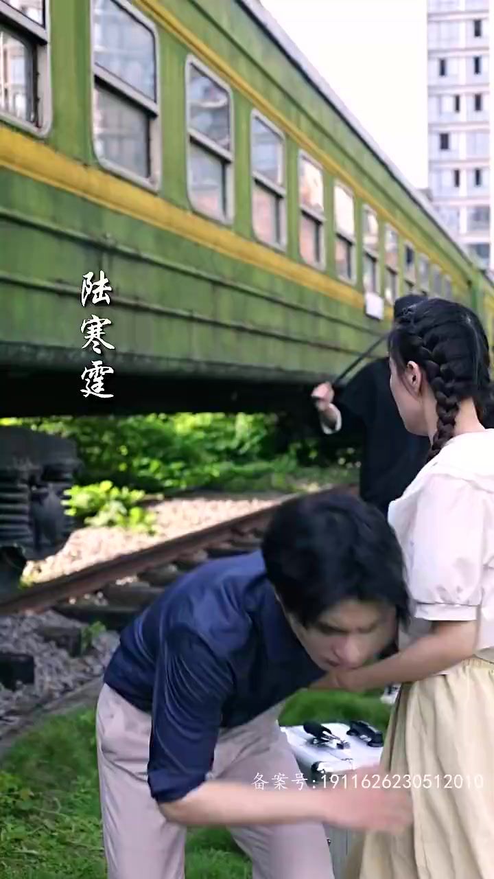 《赤裸狂花》主视觉海报